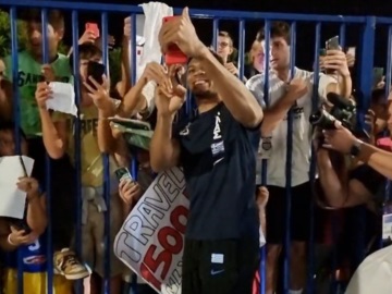 Εθνική Μπάσκετ: Τρομερές στιγμές, εκδηλώσεις λατρείας και δάκρυα για τον Γιάννη Αντετοκούνμπο από τους Ιταλούς (VIDEO0