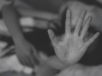 Ρόδος: «Χειροπέδες» σε 4 Βέλγους τουρίστες για ομαδικό βιασμό Βρετανίδας στο Φαληράκι
