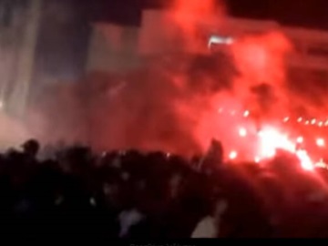 Θεσσαλονίκη:Εικόνες πανικού και έντασης από τα χημικά που έριξαν τα ΜΑΤ στη συναυλία του Θ. Παπακωνσταντίνου με 6000 κόσμο - ΒΙΝΤΕΟ