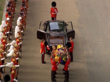 Στο κάστρο του Ουίνδσορ κατευθύνεται η πομπή για την ταφή της βασίλισσας Ελισάβετ - Δείτε live - Εικόνες