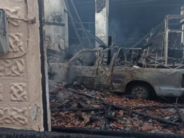 Λέσβος: Έκαψε το σπίτι και το κατάστημα του αδερφού του πριν καεί και ο ίδιος