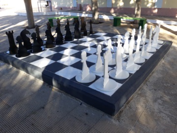 Αίγινα: Μια σκακιέρα στην αυλή του 2ου Γυμνασίου Αίγινας.