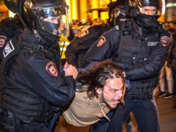 Ρωσία: Στέλνουν στον πόλεμο της Ουκρανίας τους συλληφθέντες στις διαδηλώσεις – Πεσκόφ: Δεν είναι παράνομο