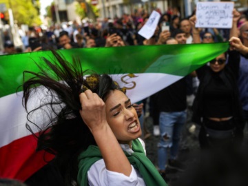 Η επανάσταση της μαντίλας στο Ιράν: Τουλάχιστον 32 οι νεκροί – Οργή λαού και δεκάδες διαδηλώσεις