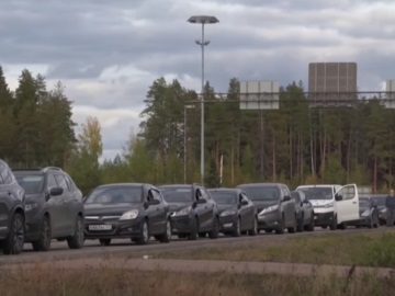To «αδιαχώρητο» στα φινλανδικά σύνορα – 7.000 έφτασαν σε μια μέρα από τη Ρωσία