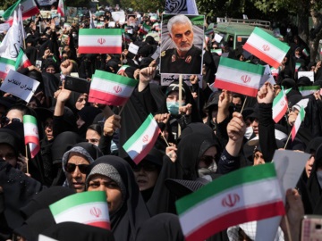 Καζάνι που βράζει το Ιράν – Αντιδιαδηλώσεις και στρατός απέναντι στην «εξέγερση των χιτζάμπ»