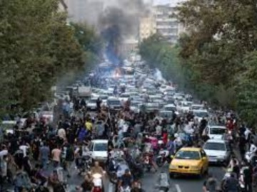 Ιράν: «Φουντώνουν» οι διαδηλώσεις για τη Μαχσά Αμινί -Ο πρόεδρος Ραϊσί απειλεί με «αποφασιστική δράση» [βίντεο]