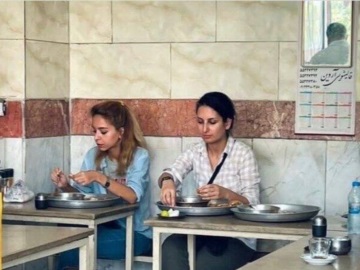 Ιράν: Γυναίκα συνελήφθη επειδή έτρωγε σε εστιατόριο χωρίς τη μαντίλα της