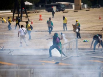 Βραζιλία: Έζησε το δικό της Καπιτώλιο – Οπαδοί του Μπολσονάρου εισέβαλαν στις έδρες των εξουσιών στη Μπραζίλια 