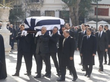 Κηδεία Κωνσταντίνου Γλύξμπουργκ: Ξεκίνησε η εξόδιος ακολουθία - Στη Μητρόπολη συγγενείς και βασιλείς
