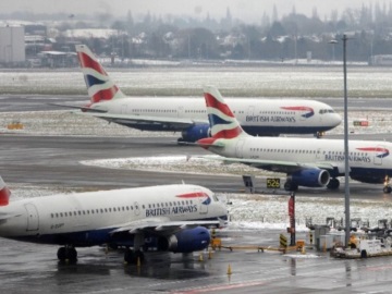 Οι διάδρομοι προσγείωσης/απογείωσης στο αεροδρόμιο του Μάντσεστερ έκλεισαν προσωρινά λόγω σφοδρής χιονόπτωσης