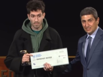 Θεούλης ο Τεντόγλου: Έσκασε με φούτερ για να πάρει βραβείο και τον παρακάλαγαν να μη φύγει (video)