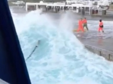 Τήνος -σήμερα: Τεράστιο κύμα “καταπίνει” τους καβοδέτες που προσπαθούν να δέσουν το πλοίο στο λιμάνι (βίντεο!)