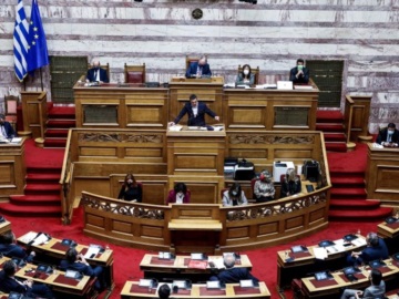 Στη Βουλή η σύγκρουση για τις παρακολουθήσεις - Νέα δεδομένα για την πρόταση δυσπιστίας από Τσίπρα 