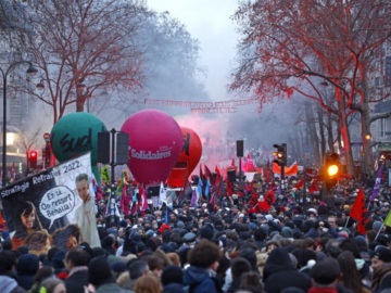 Μεγάλες διαδηλώσεις στη Γαλλία για το συνταξιοδοτικό: 250 σε μία μέρα, 500.000 άνθρωποι στο Παρίσι (εικόνες, βίντεο)