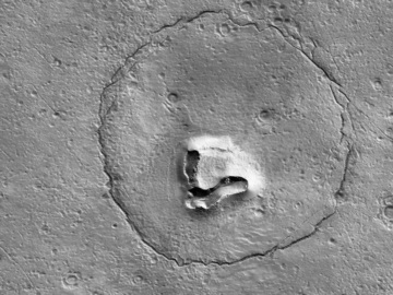 Η NASA &quot;ανακάλυψε&quot; ένα γελαστό αρκουδάκι στην επιφάνεια του Άρη