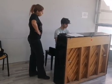 Υπέροχο: Δύο φοιτητές  στο Τμήμα Χημείας του Πανεπιστημίου Κρήτης παίζουν πιάνο και ερμηνεύουν όπερα (βίντεο!)