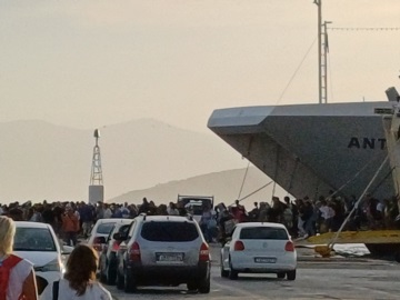 Αίγινα: Αυξημένη η επιβατική κίνηση στο λιμάνι της Αίγινας.