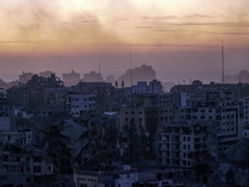 Το Ισραήλ εντείνει τις επιδρομές στη Γάζα – Διπλωματικός μαραθώνιος για να μην επεκταθεί ο πόλεμος