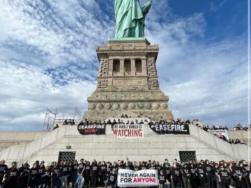 Εβραίοι ακτιβιστές κάνουν κατάληψη στο Άγαλμα της Ελευθερίας για «κατάπαυση του πυρός τώρα»  