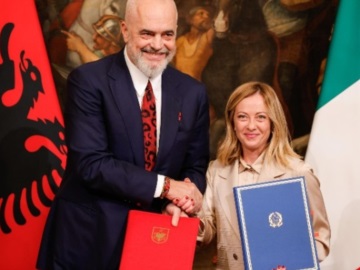 Αντιδράσεις στην Αλβανία για τη συμφωνία Μελόνι-Ράμα για τη μεταφορά-εγκατάσταση μεταναστών από την Ιταλία