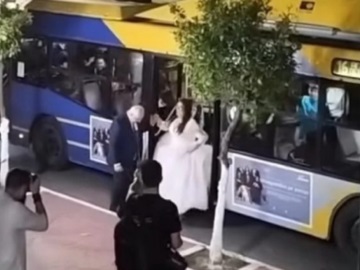 Πειραιάς: Η νύφη έφτασε στην εκκλησία με το……τρόλεϊ! (βίντεο)