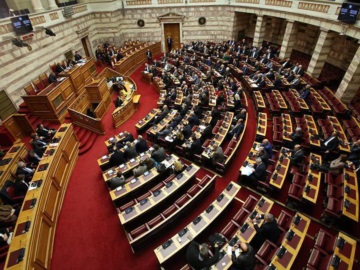 Σε εξέλιξη στη Βουλή η συζήτηση για Εξεταστική για τα Τέμπη - Αντιπαράθεση με τον εισηγητή του ΠΑΣΟΚ 