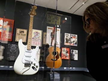 Η κιθάρα «The Fool» του Έρικ Κλάπτον πουλήθηκε 1,3 εκατ. δολάρια σε δημοπρασία: 1,5 εκατ. δολάρια η κιθάρα του Κερτ Κομπέιν
