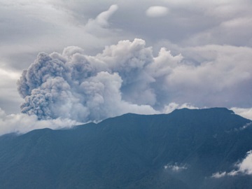 Ινδονησία: Νεκροί 11 ορειβάτες από έκρηξη ηφαιστείου – Αγνοούνται 12 άτομα