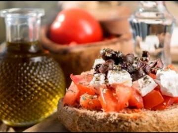 Δεύτερη στον κόσμο η ελληνική κουζίνα: Ποια είναι τα πιάτα που ξεχώρισαν