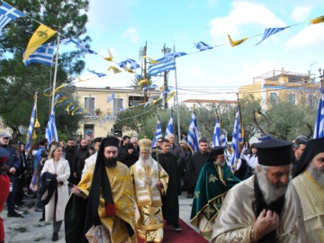 Αίγινα: Πλήθος κόσμου στη λιτανεία του Ιερού Λειψάνου και της Ιεράς Εικόνας του Αγίου Διονυσίου