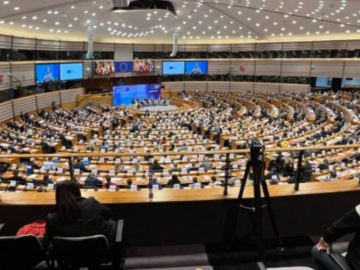 ΕΕ: Άρση της ασυλίας για Αντρέα Κοτσολίνο και Μαρκ Ταραμπέλα