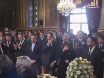 Κηδεία υποσμηναγού Τουρούτσικα: Η στιγμή που έκανε Σακελλαροπούλου, Μητσοτάκη και Τσίπρα να δακρύσουν