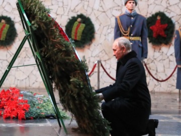 Ο Πούτιν παραπέμπει στο Στάλινγκραντ για να προβλέψει τη νίκη επί του «νέου ναζισμού» στην Ουκρανία