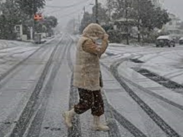 «Μπάρμπαρα»: Η κακοκαιρία χτυπά την Αττική - Πυκνό χιόνι στα βόρεια προάστια
