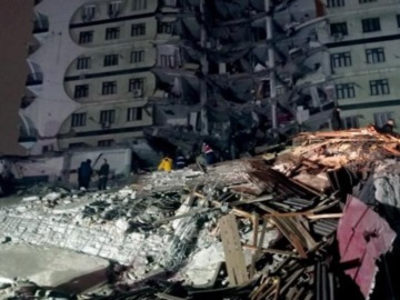 Ερντογάν: Πάνω από 912 οι νεκροί στον σεισμό στην Τουρκία