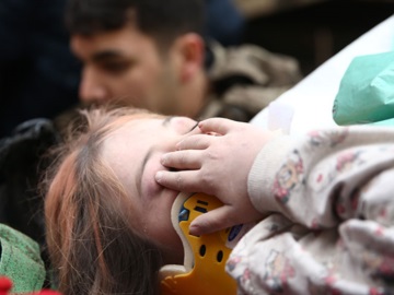 Σώζουν παιδιά μέσα από τα συντρίμμια σε Τουρκία και Συρία