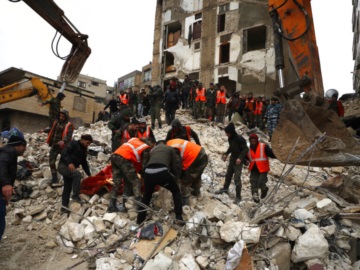 Εκατόμβες θυμάτων του σεισμού σε Τουρκία, Συρία - Στέλνει διασώστες η Ελλάδα (βίντεο)