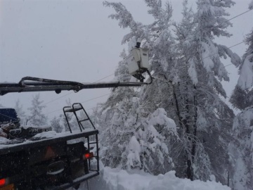 Β. Εύβοια: Χωριά χωρίς ρεύμα πάνω από 24 ώρες, στο έλεος του χιονιά