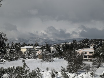 Κακοκαιρία «Μπάρμπαρα»: Πυκνές χιονοπτώσεις μέχρι το απόγευμα και στην Αττική – Νέα έκτακτο δελτίο της ΕΜΥ