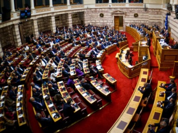 Βουλή: Η κυβέρνηση κάνει τρεις νομοτεχνικές αλλαγές στη τροπολογία για το μπλόκο σε Κασιδιάρη