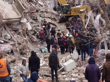 Σεισμός στην Τουρκία: Πάνω από 17.100 οι νεκροί - Τριώροφα κτήρια σε ένα χρόνο υπόσχεται ο Ερντογάν