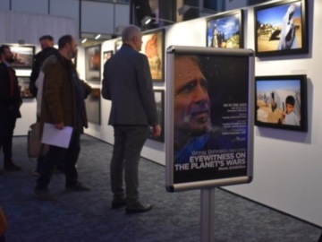 Έκθεση στο Ευρωκοινοβούλιο για τον Γιάννη Μπεχράκη, τον πολυβραβευμένο φωτορεπόρτερ και φωτεινό άνθρωπο