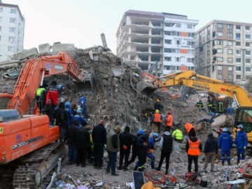 Μετά την καταστροφή δεκάδες συλλήψεις εργολάβων και άλλων εμπλεκομένων για τις καταρρεύσεις στην Τουρκία