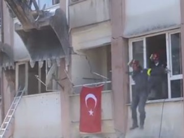 Σεισμός στην Τουρκία: Διασώστες στην Αντιόχεια πηδούν από το παράθυρο μετά από ισχυρό μετασεισμό