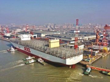 Στο λιμάνι του Πειραιά το μεγαλύτερο containership του κόσμου