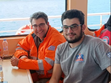 Πατέρας και γιος επιχείρησαν μαζί στα χαλάσματα των φονικών σεισμών στην Τουρκία