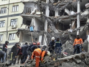 Τουρκία: Απαγόρευση απολύσεων και στήριξη σε επιχειρήσεις στις πληγείσες από τον σεισμό περιοχές