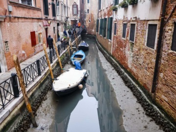 Βενετία: Η ανομβρία στέγνωσε τα κανάλια – Αδύνατον να κινηθούν οι γόνδολες