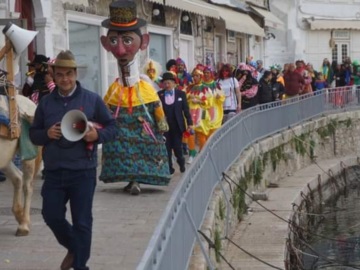 Εκατοντάδες πολίτες στο πολύχρωμο και κεφάτο καρναβάλι της Ύδρας (ΕΙΚΟΝΕΣ)